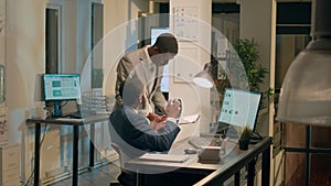 Manager annoyed by unattentive employee photo
