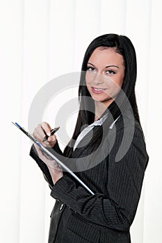 Manager with clipboard in Controlling takes notes