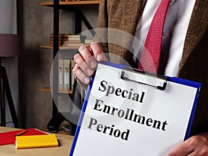 Manager explains about the Special Enrollment Period SEP. photo