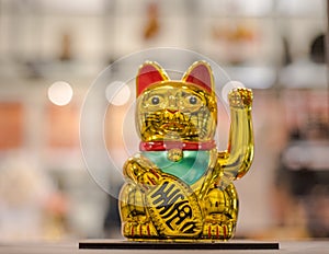 Maneki Neko, Japanese lucky cat, figurine golden cat brings good