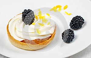 Mango and blackberry tartlets with curd cream