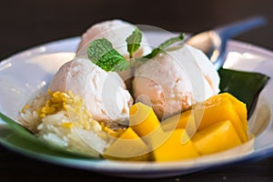 Mango pudding.  mango ice cream with sticky rice