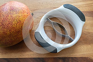The Mango Splitter slices cleanly through the fruit and leaves almost nothing behind on the seed photo