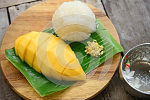 Mango sticky rice on wooden plate