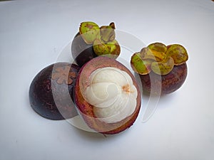 Mangosteen fruit contains various important nutrients such as vitamin C, vitamin E, vitamin B6, folate, and dietary fiber.