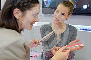 manicure master talking to client photo