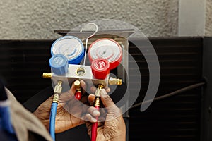 Manifold gauges detecting refrigerant