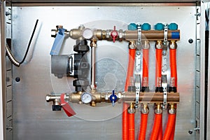 Manifold and pump group for underfloor heating with servo-motor and flowmeter valves installed in a private house