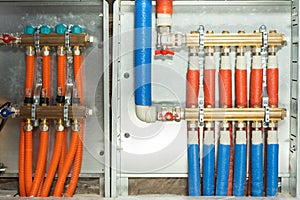 Manifold and pump group for underfloor heating with servo-motor and flowmeter valves installed in a private house