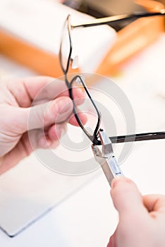 Mann assembling frame and lens of new spectacle glasses