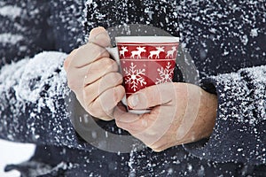 Mann HÃ¤nde Schnee rot Tasse gemustert