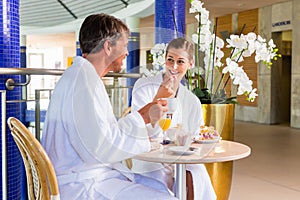 Mann und Frau trinken Kaffee in Therme oder Bad