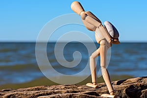 Mannequin carries a heavy stone