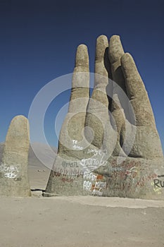 The Mano del desierto sculpture