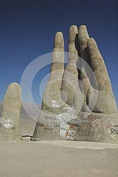 The Mano del desierto sculpture photo