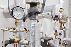 Manometer and heating pipelines