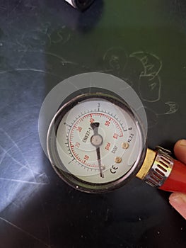 Manometer for measuring pressure liquid or gas