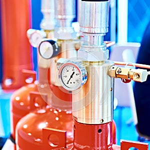 Manometer on module for gas extinguishing