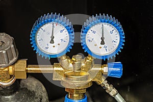 Manometer or pressure gauge with valve and gas cylinder reducer