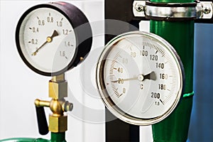 Manometer for visual monitoring of pressure in water supply