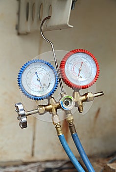 Manometers for filling air conditioners
