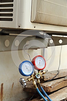 Manometers for filling air conditioners