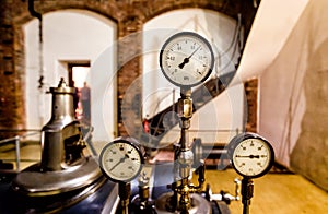 Manometers and valves on the steam engine