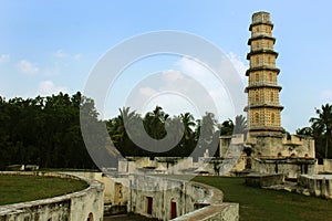 The Manora fort tower with entrance path.