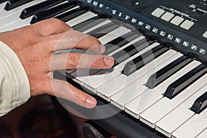 MANOS DE HOMBRE TOCANDO PIANO photo