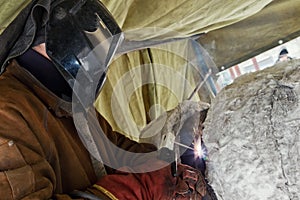 Manual arc welding chromemolybdenum pipe photo