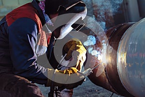 Manual arc welding of large diameter pipeline elements
