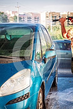 Manual car wash with pressurized water