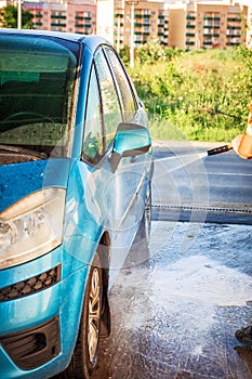 Manual car wash with pressurized water
