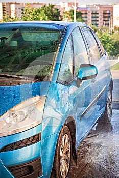 Manual car wash with pressurized water