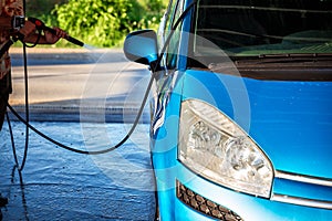 Manual car wash with pressurized water