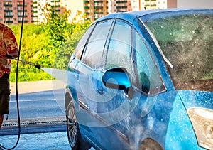 Manual car wash with pressurized water