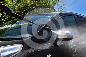 Manual car wash with pressurized water