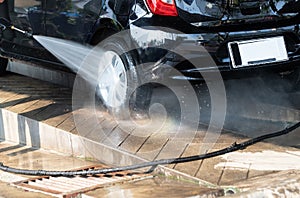 Manual car wash with pressurized water in car wash