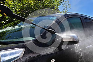 Manual car wash with pressurized water photo