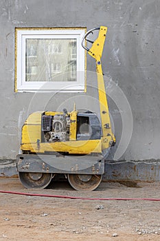 Manual compact asphalt roller for tamping soil at a construction site