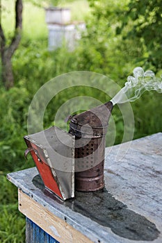 The manual device for smoke blanketing of bees