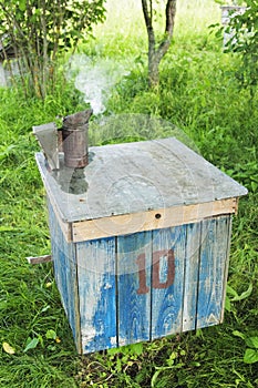 The manual device for smoke blanketing of bees