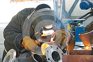 Manual electric arc welding of the junction Du 100 and flange