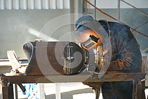 Manual electric arc welding of the junction Du 100 and flange