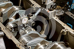 Manual examination of a crankshaft