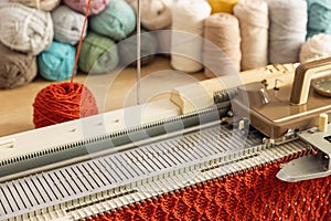 Manual knitting machine