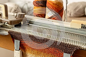 Manual knitting machine