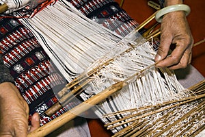 Manual weaving loom