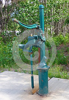 Manual well pump