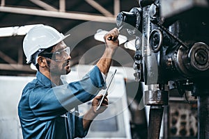 Manual workers cooperating while measuring a electronic